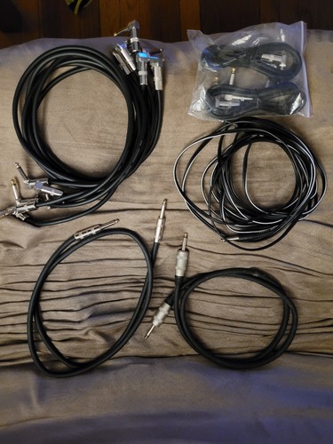 Lot eight speaker - (8), cables